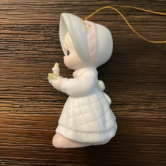 Precious Moments Share in the Warmth of Christmas Porcelain Ornament 1993 - Picture 4 of 14